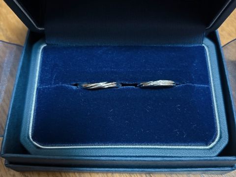 【銀座ダイヤモンドシライシの口コミ】 ペアデザインであったことと、婚約指輪とライン合わせしてもらえる点です…