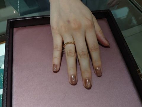 【ブシュロン(BOUCHERON)の口コミ】 クルドパリ、ミディアムのピンクゴールドです。
クルドパリの洗練されたデ…
