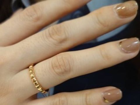 【ブシュロン(BOUCHERON)の口コミ】 カッティングのおかげでゴールドの色でもキラキラ輝き、シンプルながら存…