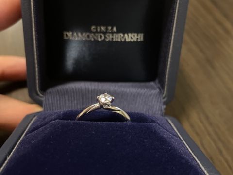 【銀座ダイヤモンドシライシの口コミ】 指輪の横から見たデザインが空に向かって育つ植物の様なデザインでとても…