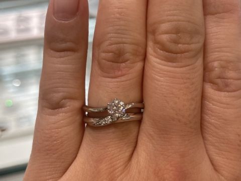 【アイプリモ(I-PRIMO)の口コミ】 婚約指輪を横から見た時に側面の小さなダイヤモンドがとても綺麗でいろん…