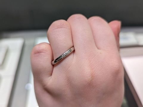 【アイプリモ(I-PRIMO)の口コミ】 格式高いイメージのシルバーにしました。結婚指輪という特別感をよりあげ…