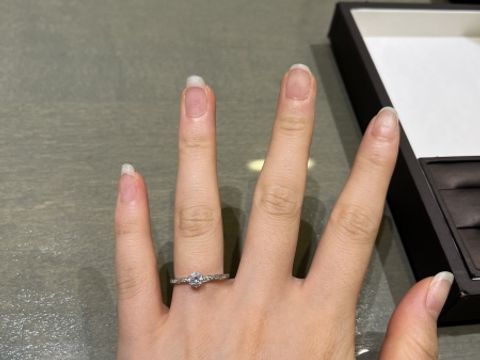【アイプリモ(I-PRIMO)の口コミ】 とにかくキラキラでとてもゴージャスなリングでした。
ハーフエタニティに…