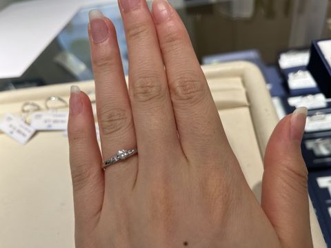 【ミルフローラ(Milluflora)の口コミ】 シンプルですが少しデザインが入っていて、可愛いと思いました。
ウェーブ…