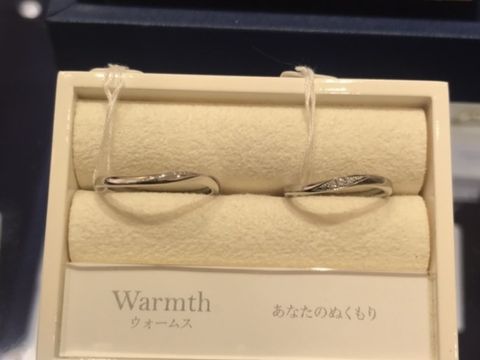 【4℃ BRIDAL(ヨンドシーブライダル)の口コミ】 プラチナでシンプルなものを希望。なんとなくウェーブデザインがいいかな…