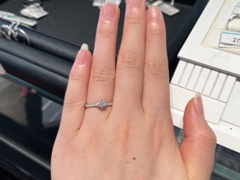 【銀座ダイヤモンドシライシの口コミ】 とてもキラキラで素敵なデザインだと感じました。
ストレートタイプになっ…