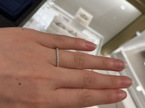 【4℃ BRIDAL(ヨンドシーブライダル)の口コミ】 ハーフエタニティのデザインを探しており、試着させていただきました。
リ…