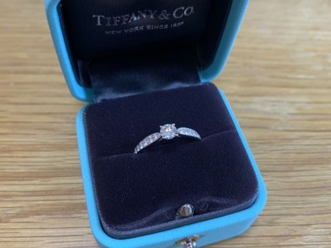 【ティファニー(Tiffany & Co.)の口コミ】 シンプルで華やか、ダイヤがいかに美しく見えるかで決めました。高爪じゃ…
