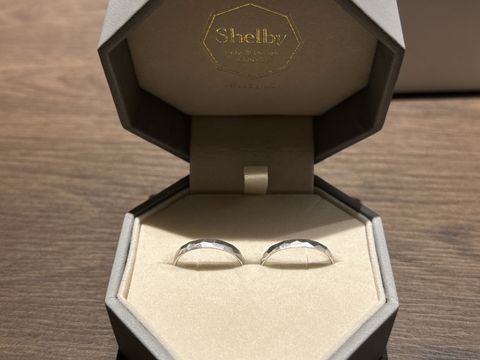 【Shelby Aki(シェルビーアキ)の口コミ】 指輪探しの前提として、プラチナで鍛造は譲れない条件でした。その中でこ…