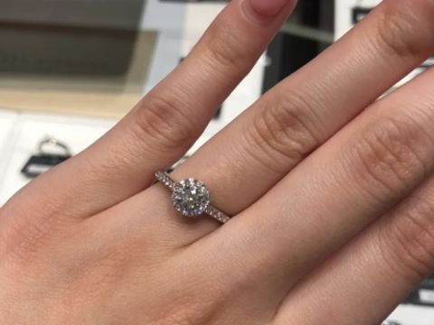 【ラザール ダイヤモンド(LAZARE DIAMOND)の口コミ】 ルースが丸、取り巻き、ハーフエタニティ、アフターサービス、輪っか部分…