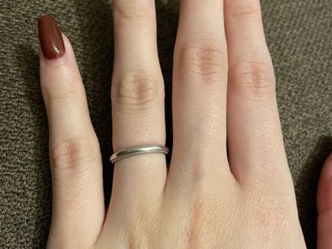 【アイプリモ(I-PRIMO)の口コミ】 婚約指輪と重ね付けすることが多いから少し隙間が空くように、とにかく長…