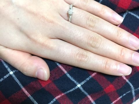 【銀座ダイヤモンドシライシの口コミ】 真ん中のダイヤモンドがボヤけない程度のメレダイヤモンドが左右にさりげ…