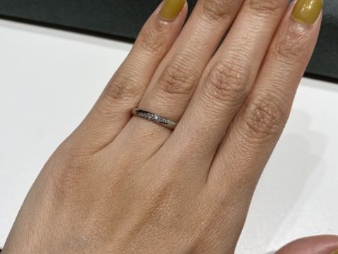 【ラザール ダイヤモンド(LAZARE DIAMOND)の口コミ】 ストレートラインでダイヤが入っている、シンプル過ぎない所が気に入りま…