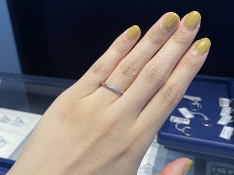 【銀座ダイヤモンドシライシの口コミ】 細身で華奢なデザインでいいなと思いました。指が長く見えるように感じま…