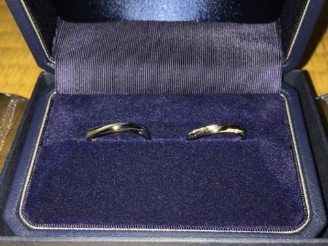 【銀座ダイヤモンドシライシの口コミ】 シンプルになってしまいがちな男性のリングですが、このデザインではひね…