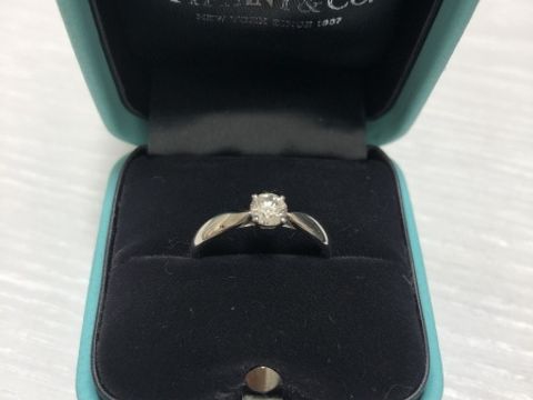 【ティファニー(Tiffany & Co.)の口コミ】 指輪のデザインは可愛くて一粒ダイヤが良かったためです。
つけたときの違…
