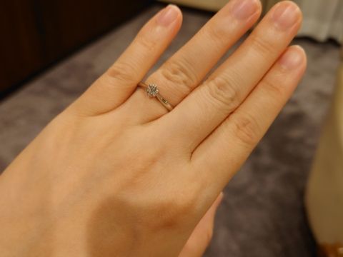 【銀座ダイヤモンドシライシの口コミ】 ソリティアの王道なデザインに憧れていたので、リングはシンプルで、ダイ…