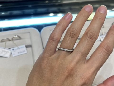 【WATANABE / 卸商社直営　渡辺の口コミ】 ハーフエタニティの様な感じで見えている部分がほぼダイヤで囲われてます…