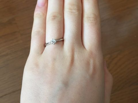 【銀座ダイヤモンドシライシの口コミ】 ダイヤモンドの品質の良さと、お手頃な価格が決め手でした。2人で、リング…