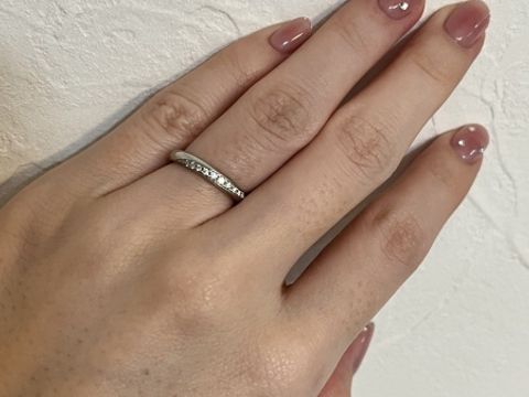 【ラザール ダイヤモンド(LAZARE DIAMOND)の口コミ】 ストレートラインでありつつも、流れるようにダイヤモンドが散りばめられ…