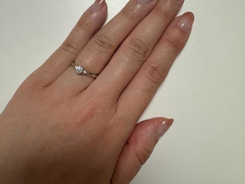 【俄(にわか)の口コミ】 3つのダイヤが並ぶデザインが華奢な感じがありながらも、存在感を放ってお…