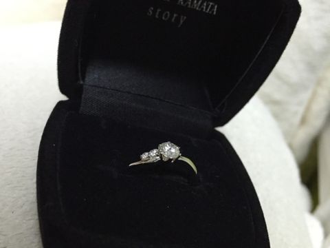 【JEWELRY  KAMATA(ジュエリーかまた)の口コミ】 サプライズで婚約指輪をもらってびっくり！
箱を開けてびっくり、可愛い指…