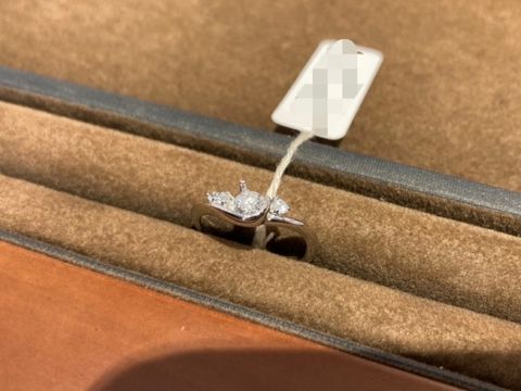 【アンジェリックフォセッテ(Angelique Fossette)の口コミ】 他にはなかなか無さそうな、アシンメトリーで個性的な形が気になって試着…