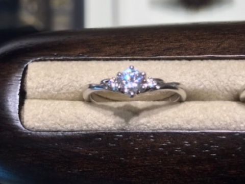 【COLANY(コラニー)の口コミ】 中央のダイヤモンドの両脇にサイドストーンがついているデザインを探して…