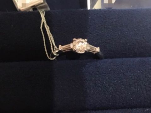 【Foulason(フレゾン)の口コミ】 中央のダイヤモンドの両サイドに四角いダイヤモンドがついている指輪は初…