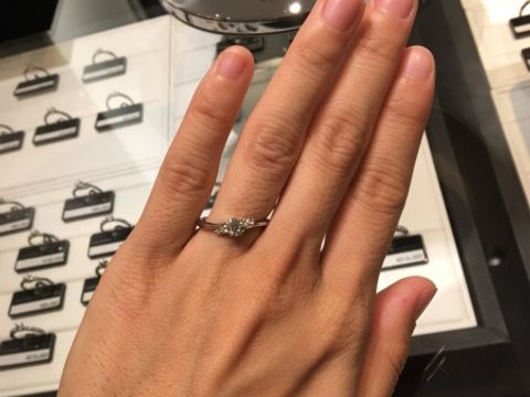 【ラザール ダイヤモンド(LAZARE DIAMOND)の口コミ】 シンプルな中にもゴージャス感のあるデザインで、豪華すぎるのは嫌だけど…