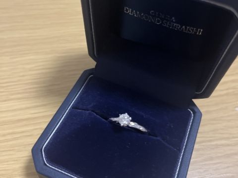 【銀座ダイヤモンドシライシの口コミ】 デザインが可愛くとても気に入りました。
ダイヤの両側にも小さなダイヤが…