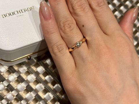 【ブシュロン(BOUCHERON)の口コミ】 ソリティアタイプですが、ファセットのカット面が光を反射してキラキラと…