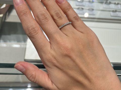 【アイプリモ(I-PRIMO)の口コミ】 婚約指輪としてハーフエタニティリングを試着しました。
よくある1粒ダイ…