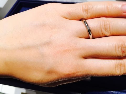 【銀座ダイヤモンドシライシの口コミ】 リングのつなぎ目にダイアモンドがはまっているデザインです。一粒ダイア…