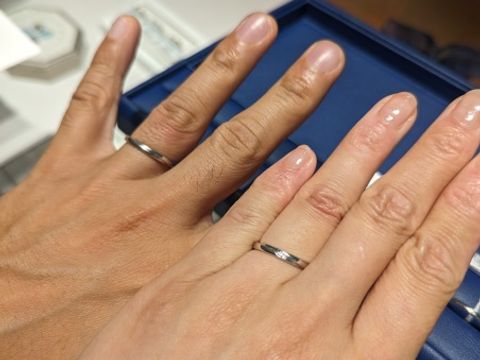 【銀座ダイヤモンドシライシの口コミ】 指が長めと診断された私たちに合う、シンプルなプラチナのリングです。緩…