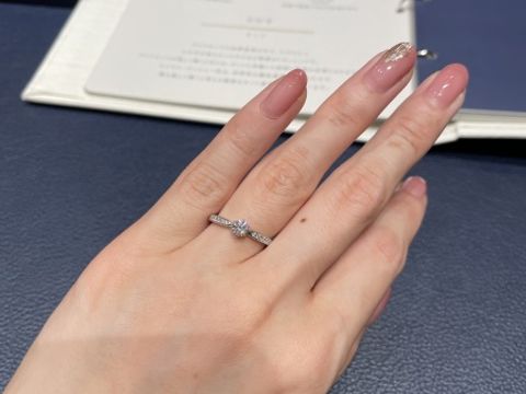 【ROYAL ASSCHER(ロイヤル・アッシャー)の口コミ】 カッターズブランドなだけあり、ダイヤモンドの輝きが綺麗です。ロイヤル…