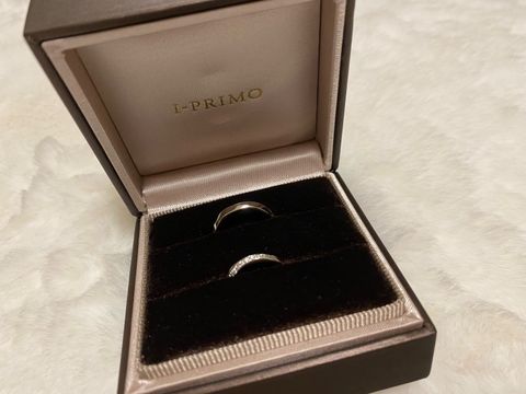 【アイプリモ(I-PRIMO)の口コミ】 ウェーブなどではなくまっすぐなラインで、斜めにダイヤが入っているデザ…