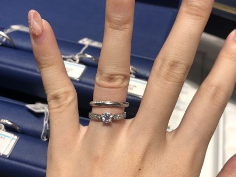 【銀座ダイヤモンドシライシの口コミ】 デザインに一目惚れしました。斜めにダイヤが入っているところがとても素…