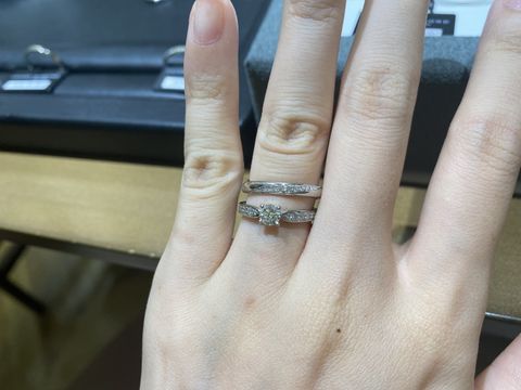 【ラザール ダイヤモンド(LAZARE DIAMOND)の口コミ】 斜めにダイヤのラインがはいっているのはこのデザインくらいだったと思い…