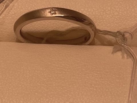 【Wish upon a star(ウィッシュアポンアスター)の口コミ】 お花のような形の石の埋め込み方が可愛らしいと思い試着してみました。
指…