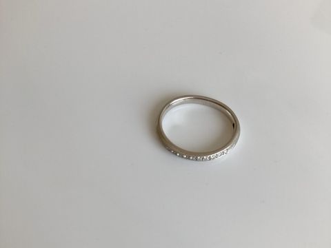 【GALA JEWELRY(ガラジュエリー)の口コミ】 指輪の前面を覆うように小さなダイヤ散りばめられており、パッと華やかな…