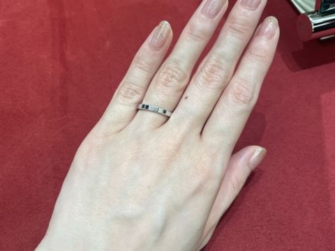 【ショパール(Chopard)の口コミ】 アイスキューブを試着しました。
結婚指輪としては少し捻ったコンテンポラ…