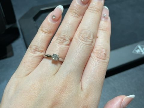 【ヴァン クリーフ＆アーペル(Van Cleef & Arpels)の口コミ】 1粒ダイヤの王道デザインのリングで、ダイヤに掛けてリングが細くなってい…