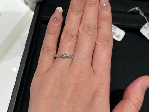 【ティファニー(Tiffany & Co.)の口コミ】 ハーフエタニティの部分は2列に小さなダイヤが敷き詰められているのでこれ…