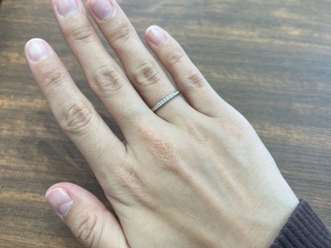 【4℃ BRIDAL(ヨンドシーブライダル)の口コミ】 ストレートでシンプルなので結婚指輪らしさがありつつ、ダイヤモンドが5石…