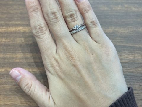 【4℃ BRIDAL(ヨンドシーブライダル)の口コミ】 ハーフエタニティリングでダイヤモンドの数も多くゴージャスな雰囲気があ…