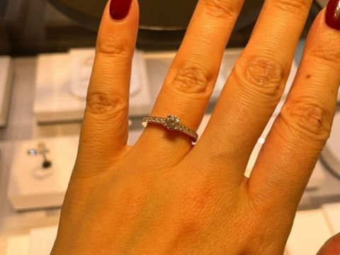 【ブシュロン(BOUCHERON)の口コミ】 ハーフエタニティの部分が全て同じ太さで同じ大きさのダイヤがあしらわれ…