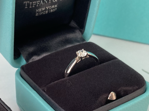 【ティファニー(Tiffany & Co.)の口コミ】 シンプルかつ可愛らしいデザインに惹かれました。立て爪タイプのティファ…