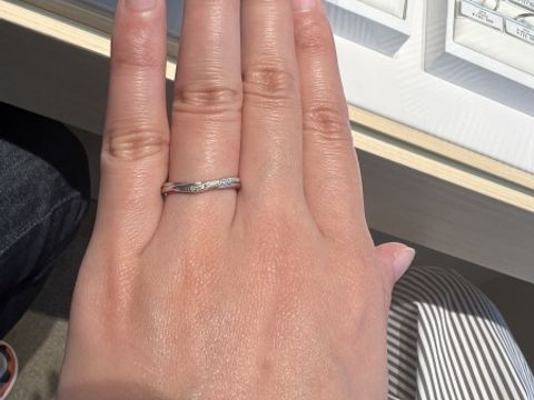【銀座ダイヤモンドシライシの口コミ】 ゴツゴツした指にコンプレックスがありましたが、緩やかなVラインが指をす…