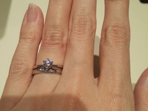 【アイプリモ(I-PRIMO)の口コミ】 婚約指輪はシンプルなデザインなソリティアタイプが希望で、結婚指輪はウ…